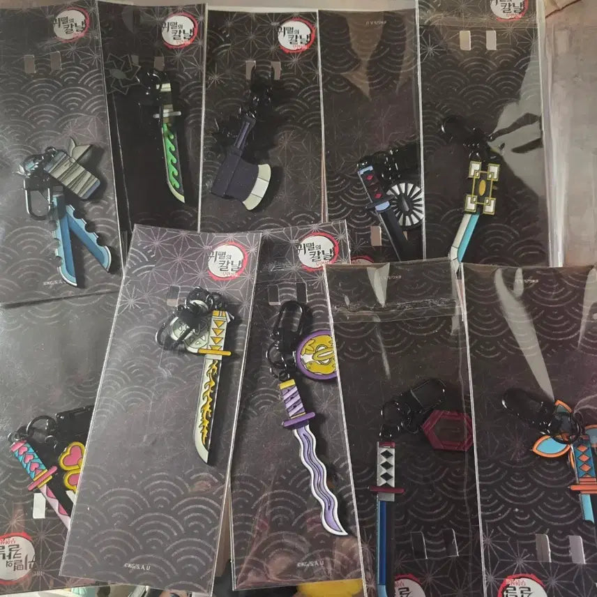 [BUNJANG] Demon Slayer Nichirin Sword Keychain Set (10 Types) with Wooden Display Stand &amp; Bonus Goods / 귀멸의 칼날 일륜도 키링 10종일괄 +나무진열대+굿즈