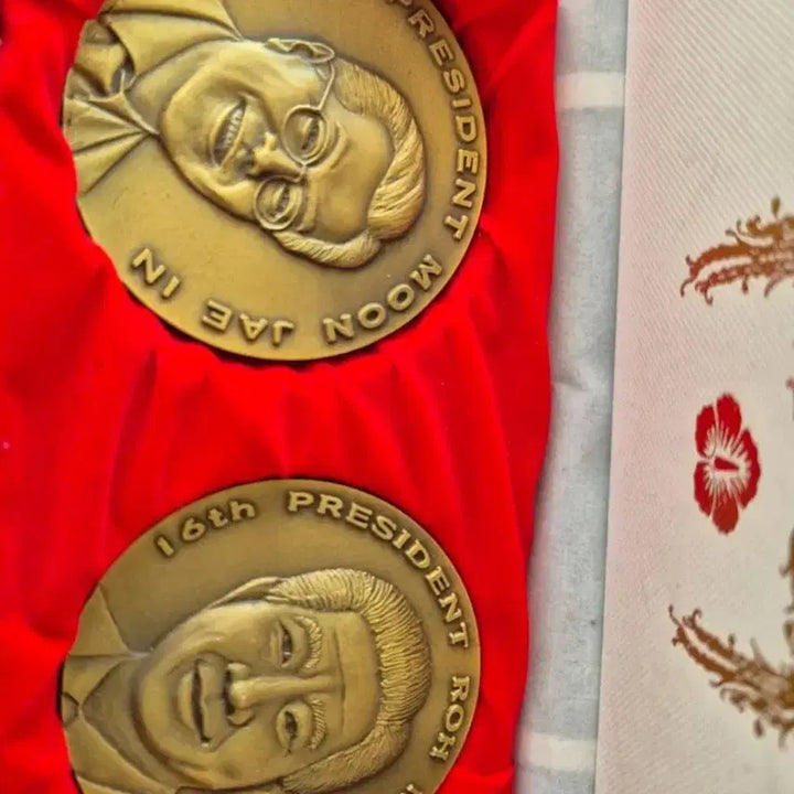 [BUNJANG] Moon Jae-in &amp; Roh Moo-hyun Commemorative Bronze Medals Set (2 Medals) / 문재인 노무현 대통령 기념 동메달 2개 세트