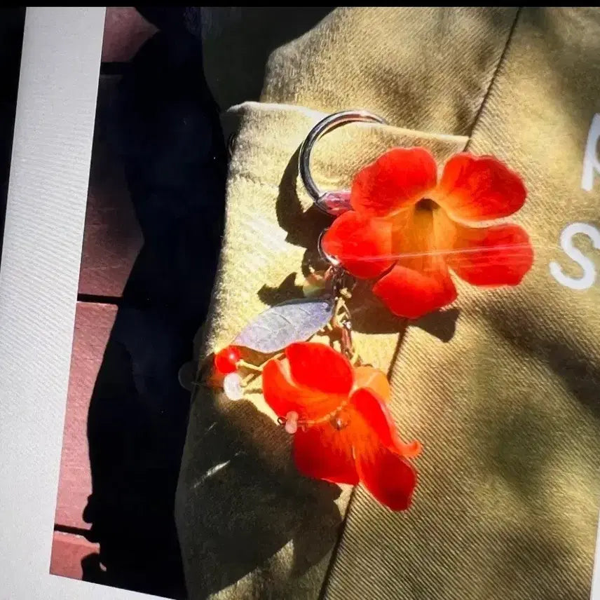 [BUNJANG] Sanghwahwa &amp; Neungsohwahwa Blooming Flower Keyring and Strap Set / 연록 상사화 + 능소화 키링, 스트랩 양도