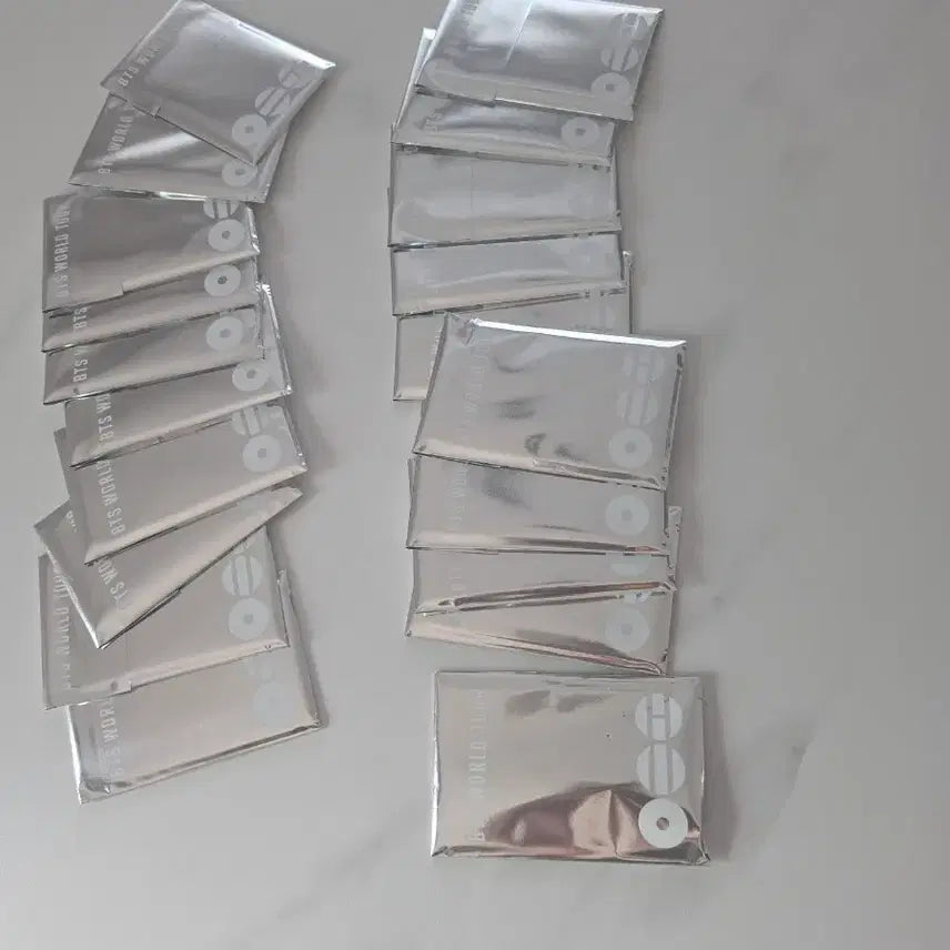 [BUNJANG] BTS World Tour Photocard 20-Piece Set Sealed / BTS WORLD TOUR 포토카드 20개 미개봉
