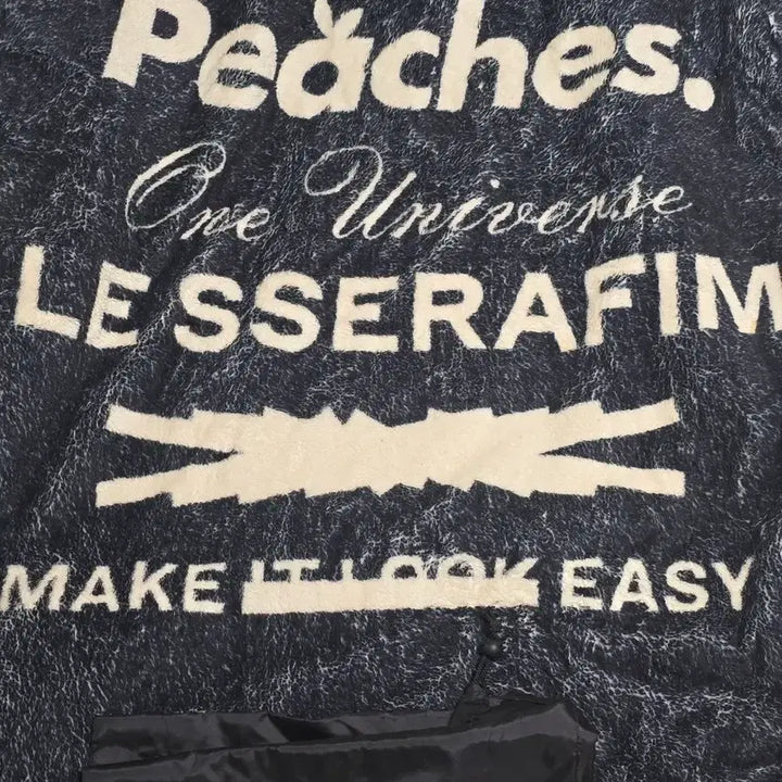 [BUNJANG] LE SSERAFIM X Peaches Collaboration Blanket with Photocard / 르세라핌 X 피치스 담요 + 르세라핌 포토카드