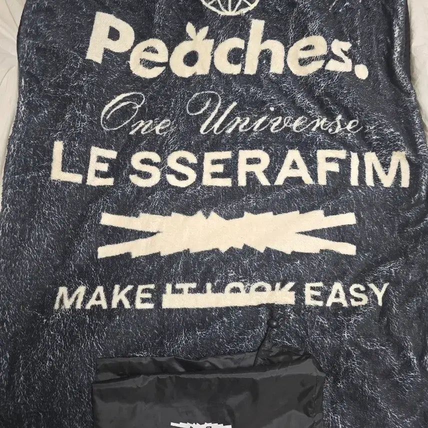 [BUNJANG] LE SSERAFIM X Peaches Collaboration Blanket with Photocard / 르세라핌 X 피치스 담요 + 르세라핌 포토카드