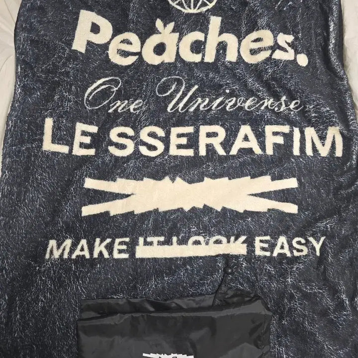 [BUNJANG] LE SSERAFIM X Peaches Collaboration Blanket with Photocard / 르세라핌 X 피치스 담요 + 르세라핌 포토카드
