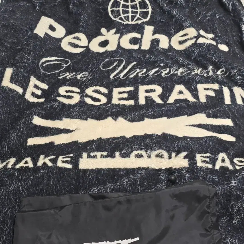 [BUNJANG] LE SSERAFIM X Peaches Collaboration Blanket with Photocard / 르세라핌 X 피치스 담요 + 르세라핌 포토카드