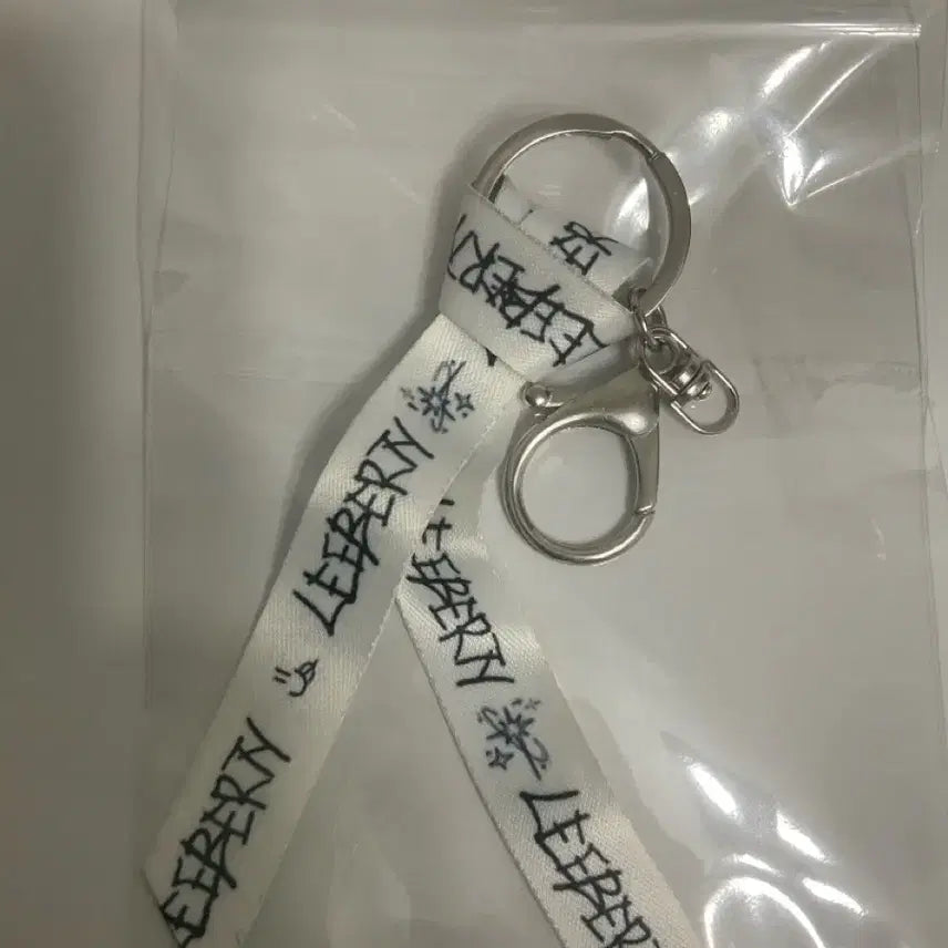 [BUNJANG] Lee Junyoung Liberty Keychain Strap White / 이준영 리버티 열쇠고리 스트랩 화이트 원가양도
