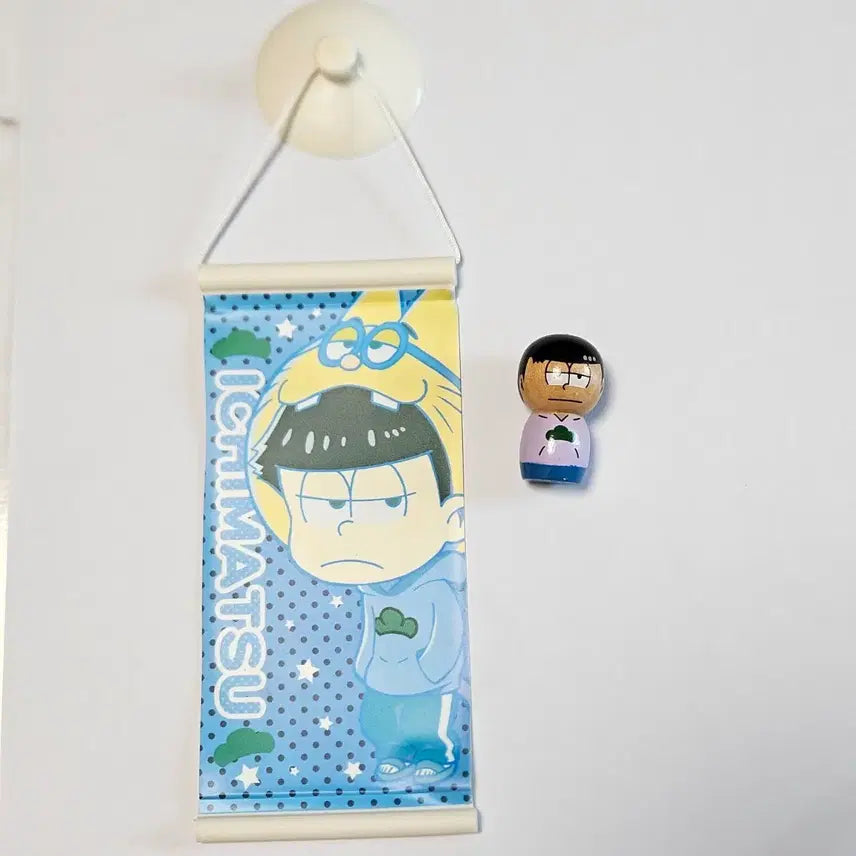 [BUNJANG] Osomatsu-san Ichimatsu Mini Banner &amp; Wooden Keychain Bundle Set / 일괄) 오소마츠상 이치마츠 미니 배너 목각 키링(스트랩 X)