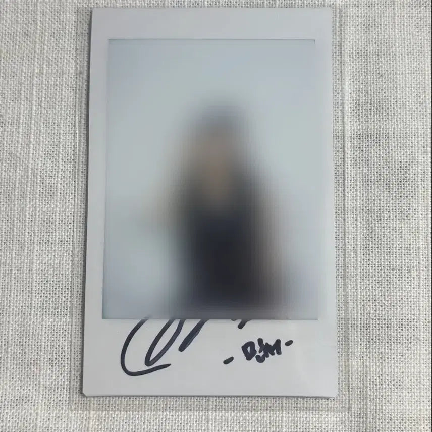 [BUNJANG] Woo!A Minseo Signed Polaroid / 우아 민서 마린룩 착장 싸인 폴라로이드 싸폴 양도
