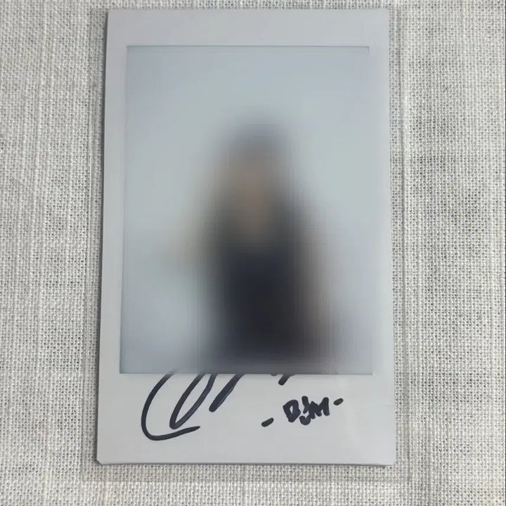 [BUNJANG] Woo!A Minseo Signed Polaroid / 우아 민서 마린룩 착장 싸인 폴라로이드 싸폴 양도