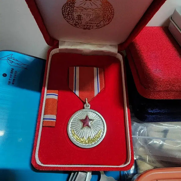 [BUNJANG] North Korean Merit Medal Set / (1)북한 공로메달 (메달,약장,케이스 풀세트)