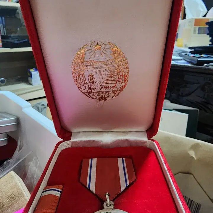 [BUNJANG] North Korean Merit Medal Set / (1)북한 공로메달 (메달,약장,케이스 풀세트)