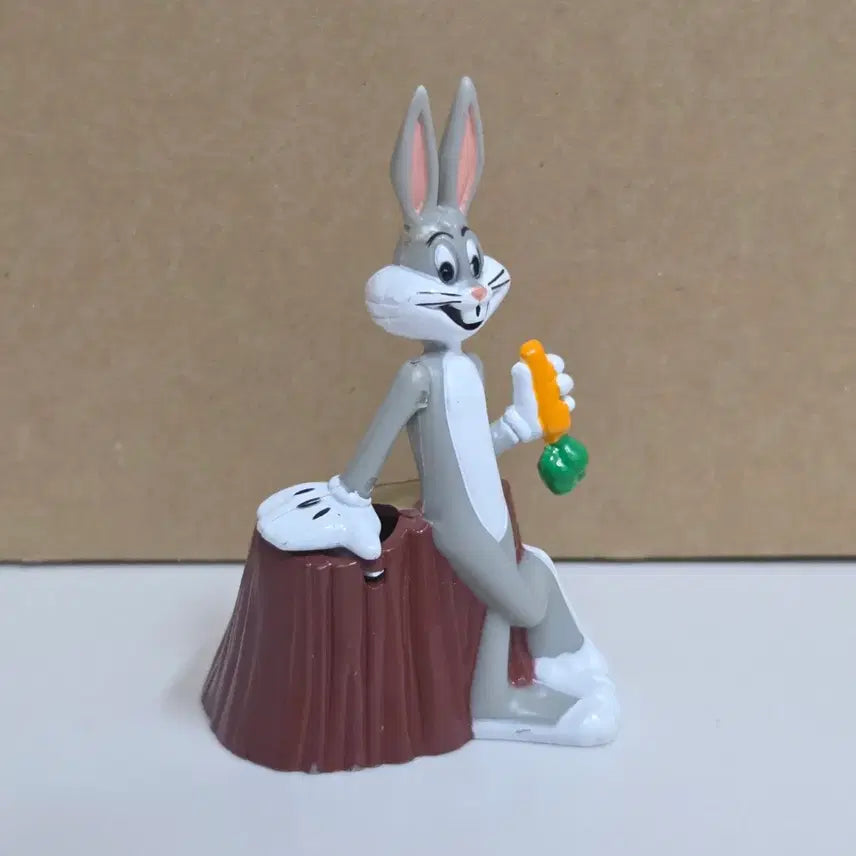 [BUNJANG] Vintage Looney Tunes Bugs Bunny Carrot Plastic Figure / 빈티지 루니툰 벅스버니 벅스바니 당근 플라스틱 피규어