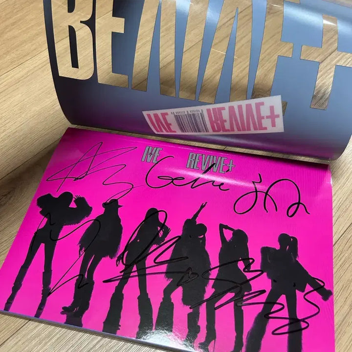 [BUNJANG] IVE Love Dive (Repackage) All Members Autographed Album / 아이브 리바이브 플러스 전멤버 친필싸인 앨범