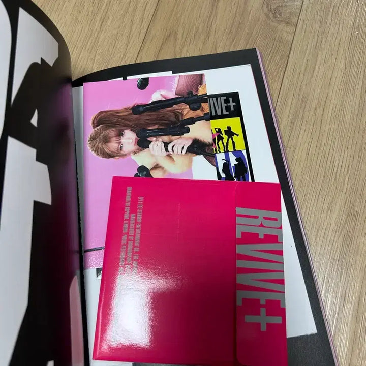 [BUNJANG] IVE Love Dive (Repackage) All Members Autographed Album / 아이브 리바이브 플러스 전멤버 친필싸인 앨범