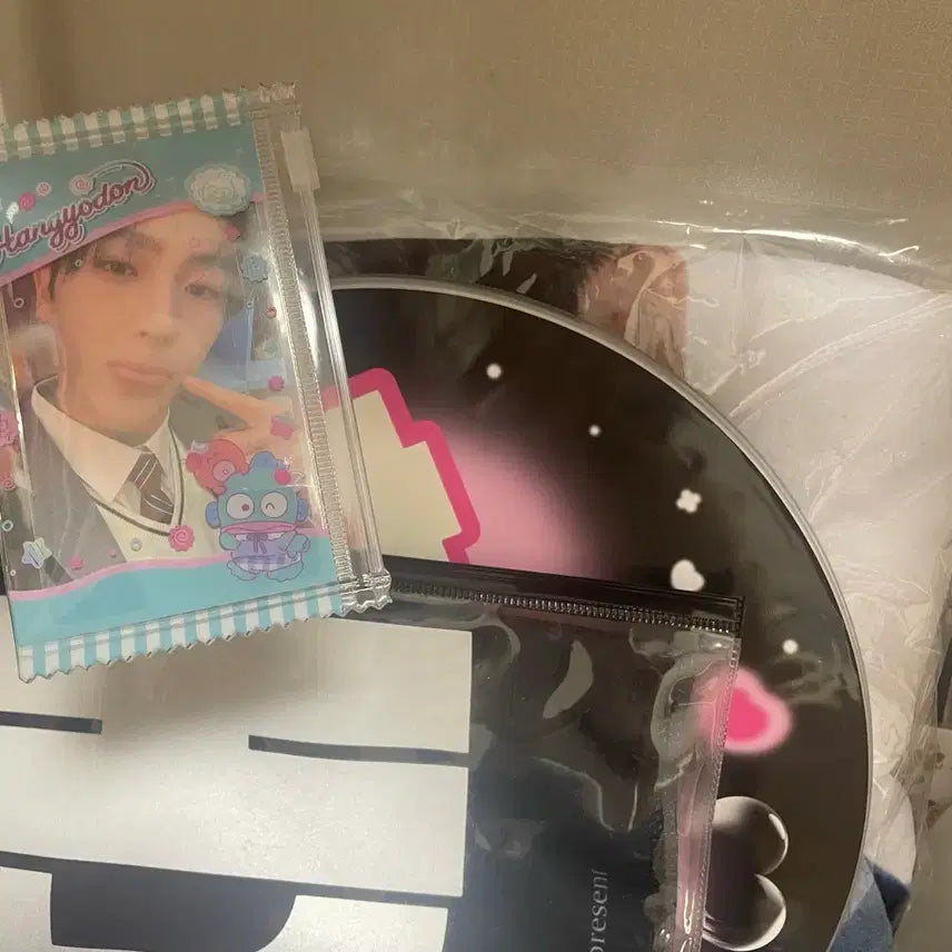 [BUNJANG] Boy Group Fan Goods Bundle Set (Blanket &amp; Photocard, 2 Uchiwas, Slogan) / 급처) 현재 담요&amp;포카 / 우치와2개 / 슬로건 판매