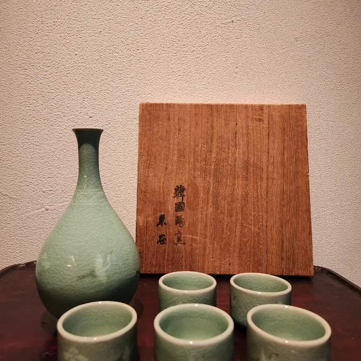 [BUNJANG] Master Potter Donggok Kim Jeong-muk Celadon Inlaid Crane Vase and Cups Set (Unused) / 도예 명장 동곡 김정묵 청자상감운학문 주병/잔 세트 (미사용)
