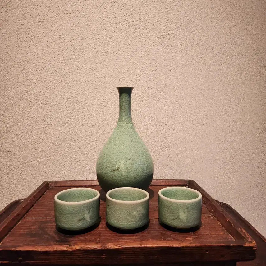 [BUNJANG] Master Potter Donggok Kim Jeong-muk Celadon Inlaid Crane Vase and Cups Set (Unused) / 도예 명장 동곡 김정묵 청자상감운학문 주병/잔 세트 (미사용)