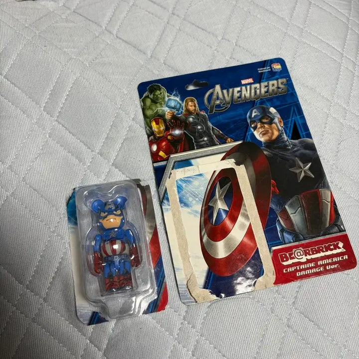 [BUNJANG] Avengers Captain America Damaged Be@rbrick 100% / 어벤져스 캡틴 아메리카 데미지드 베어브릭 100%