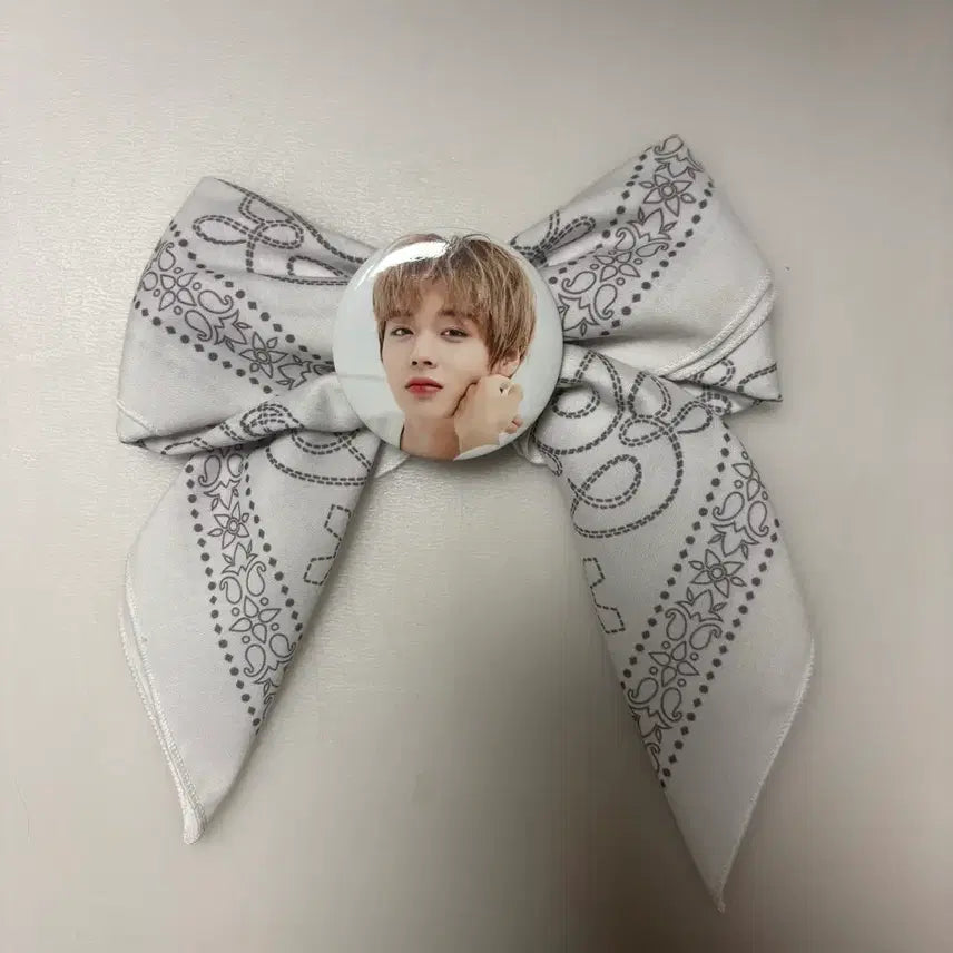 [BUNJANG] Park Jihoon Fancon Bandana Ribbon + Can Badge Bundle Set / 박지훈 팬콘 반다나 리본+캔뱃지 일괄