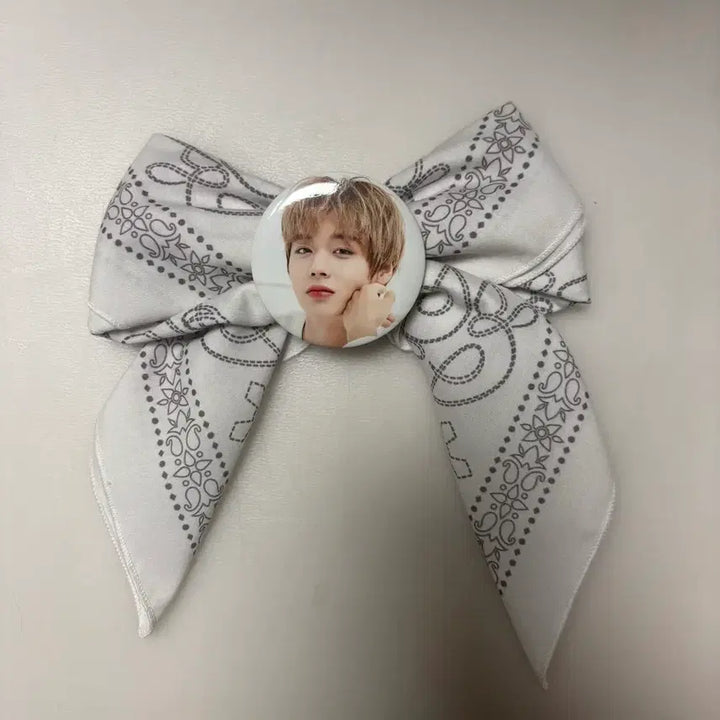 [BUNJANG] Park Jihoon Fancon Bandana Ribbon + Can Badge Bundle Set / 박지훈 팬콘 반다나 리본+캔뱃지 일괄