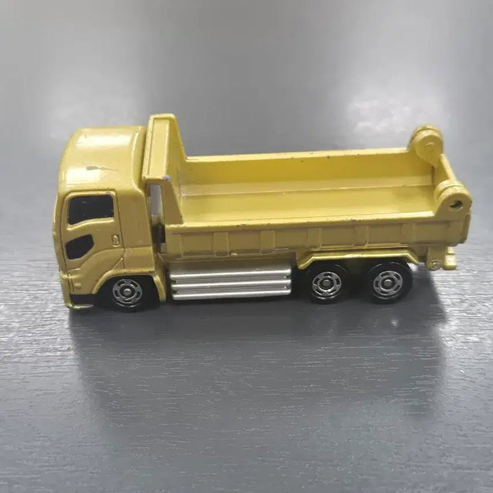 [BUNJANG] Tomica No. 101 Isuzu Giga Dump Truck / 토미카 이스즈 기가 덤프트럭 (No.101)