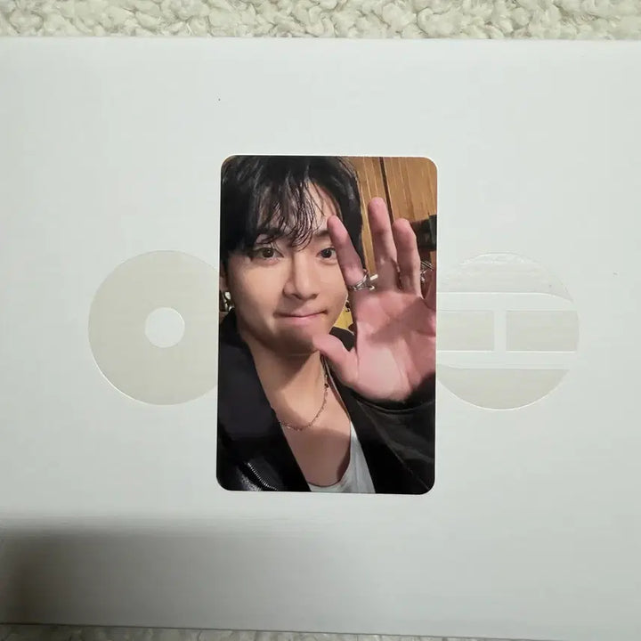 [BUNJANG] BTS V Photocard (Arirang Root Music Target) (Damaged) / 방탄소년단 아리랑 루트인뮤직 타겟 뷔 포카 (하자 있음)