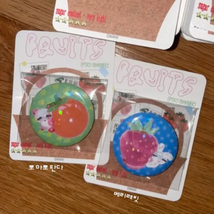 [BUNJANG] HooHooi Pin Button Set (2 pcs) with Tomato Panda &amp; Berry Rabbit + Sticker Sheet / 후후이 핀버튼 캔뱃지 토마토판다 베리래빗 2개 일괄 (+스티커스 덤)