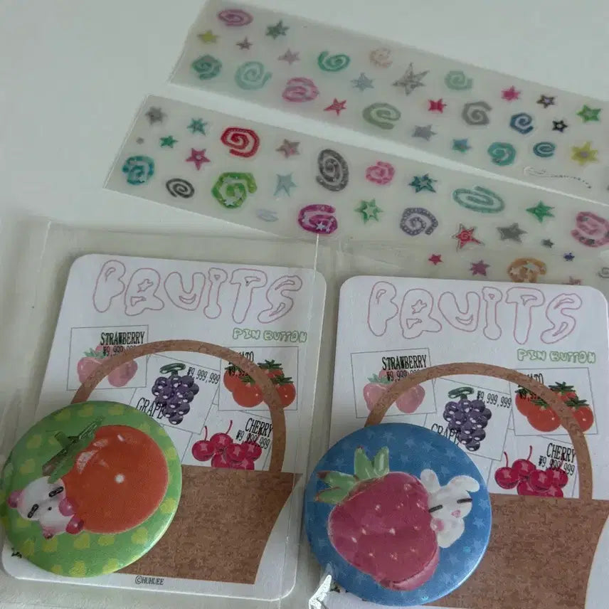 [BUNJANG] HooHooi Pin Button Set (2 pcs) with Tomato Panda &amp; Berry Rabbit + Sticker Sheet / 후후이 핀버튼 캔뱃지 토마토판다 베리래빗 2개 일괄 (+스티커스 덤)