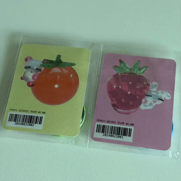 [BUNJANG] HooHooi Pin Button Set (2 pcs) with Tomato Panda &amp; Berry Rabbit + Sticker Sheet / 후후이 핀버튼 캔뱃지 토마토판다 베리래빗 2개 일괄 (+스티커스 덤)