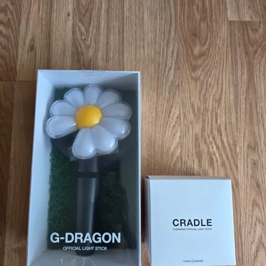 [BUNJANG] G-Dragon Official Lightstick &amp; Cradle Set / 지드래곤 공식 응원봉, 크래들