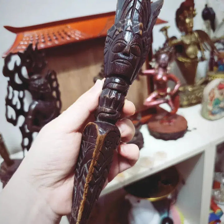 [BUNJANG] Tibetan Lama Hand-Carved Wooden Phurba with Wrathful Deity Face and Custom Stand / 티베트 분노명왕형 목제 푸르바 27cm, 라마승 제작, 의식 사용 전승, 수제 받침대 포함