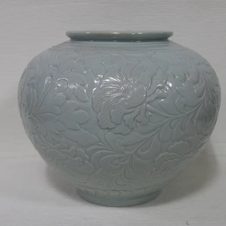 [BUNJANG] Hosan Andong-oh Peony Relief White Porcelain Vase / 도예 명장 1세대 도예가 호산 안동오 목단문 양각 백자