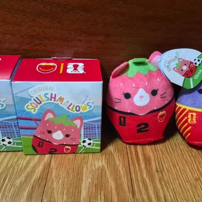 [BUNJANG] Squishmallows Strawberry Cat &amp; Llama Soccer Figurine Bundle Set / 스퀴시멜로우 딸기 고양이 / 라마 축구 피규어