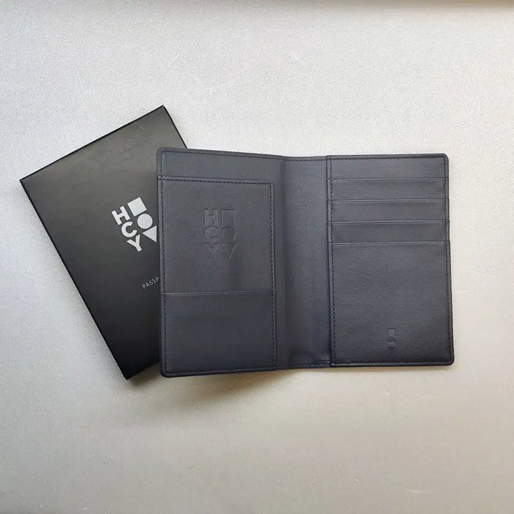 [BUNJANG] Hwang Chi Yeul HCY Initial Logo Leather Passport Case (Sealed) / [미개봉] 황치열(HWANG CHI YEUL) 굿즈 여권케이스