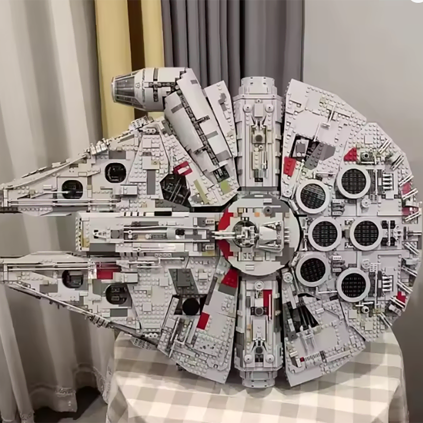 [BUNJANG] LEGO Compatible Millennium Falcon 8445 Pieces with Stand, Remote Control, Sound, and Lights / 스타워즈 밀레니엄팔콘 호환레고 8445피스 거치대 리모컨 사운드 라이트키