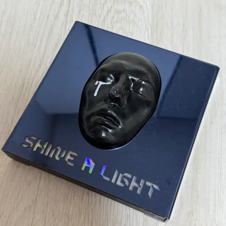 [BUNJANG] G-Dragon SHINE A LIGHT DVD &amp; Photobook / GD - SHINE A LIGHT 판매합니다