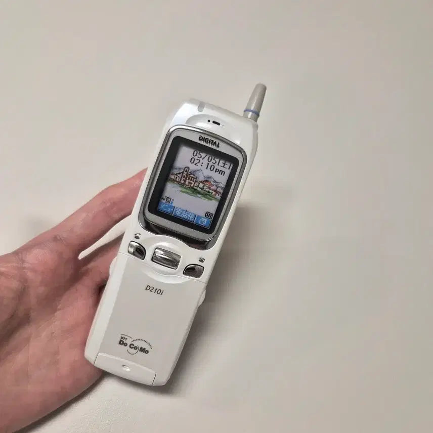[BUNJANG] Docomo White Y2K Bar Flip Mock-up Phone / 일본 고전 y2k 도코모 화이트 일본 핸드폰 모형폰 바형 플립 목업폰