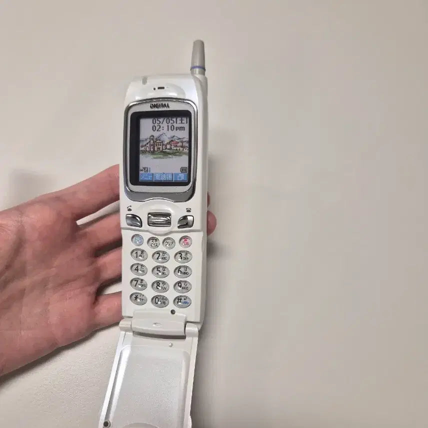 [BUNJANG] Docomo White Y2K Bar Flip Mock-up Phone / 일본 고전 y2k 도코모 화이트 일본 핸드폰 모형폰 바형 플립 목업폰