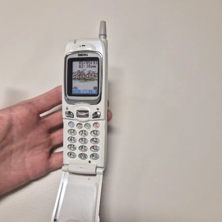 [BUNJANG] Docomo White Y2K Bar Flip Mock-up Phone / 일본 고전 y2k 도코모 화이트 일본 핸드폰 모형폰 바형 플립 목업폰