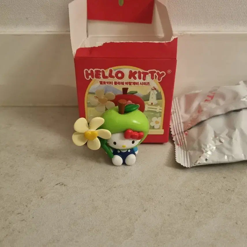 [BUNJANG] Hello Kitty Flower Pinwheel Figure - Green Apple / 헬로키티 플라워 바람개비 피규어 청사과