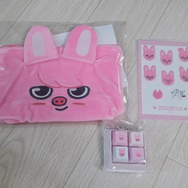 [BUNJANG] Stray Kids Changbin Dwaekki Kuji Keychain Pouch Sticker Bundle Set / 스트레이키즈 창빈 스키주 돼끼 쿠지 키링 파우치 스티커 일괄