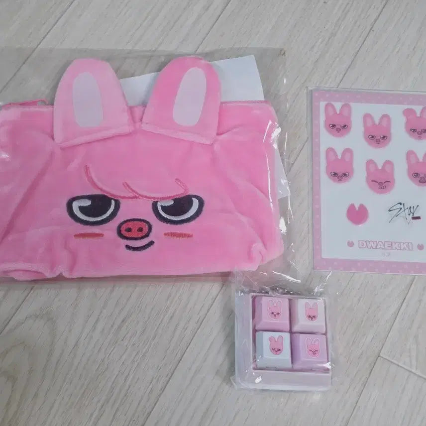 [BUNJANG] Stray Kids Changbin Dwaekki Kuji Keychain Pouch Sticker Bundle Set / 스트레이키즈 창빈 스키주 돼끼 쿠지 키링 파우치 스티커 일괄