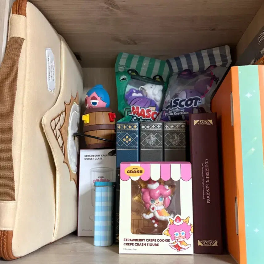 [BUNJANG] Cookie Run Kingdom Bundle Set: 1st-3rd Anniversary Albums, Plush Toys, Figures, Glass Cups, and More / 쿠키런 킹덤 굿즈 일괄판매(1~3주년 앨범, 인형, 피규어, 유리컵 등)
