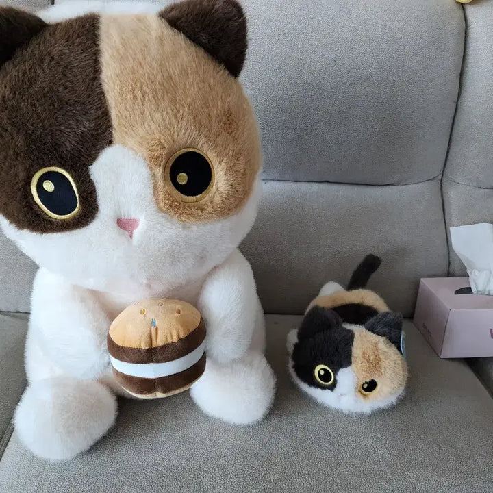 [BUNJANG] 50cm Calico Cat Plush Toy Holding Macaron / 삼색고양이 50cm