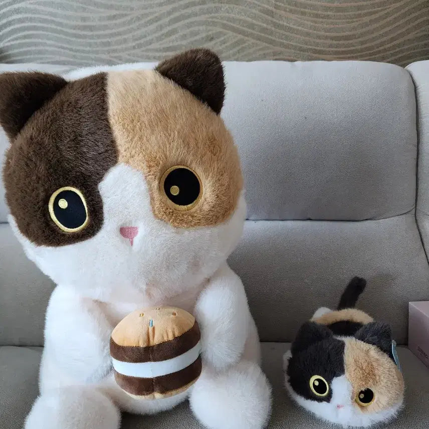 [BUNJANG] 50cm Calico Cat Plush Toy Holding Macaron / 삼색고양이 50cm