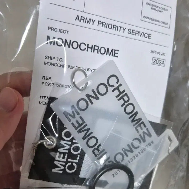 [BUNJANG] BTS BT21 Monochrome DIY Keyring (Official) / bt21+방탄 키링 모노크롬 bts 공식 팝업 스토어 방콕 홍콩 아미 열쇠고리 아미밤 아크릴