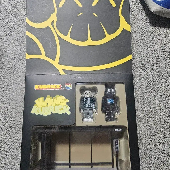 [BUNJANG] Medicom Toy x Kaws Bus Stop Kubrick Set Ver. 1, 2 / 메디콤토이x카우스 버스스탑 큐브릭 ver1,2