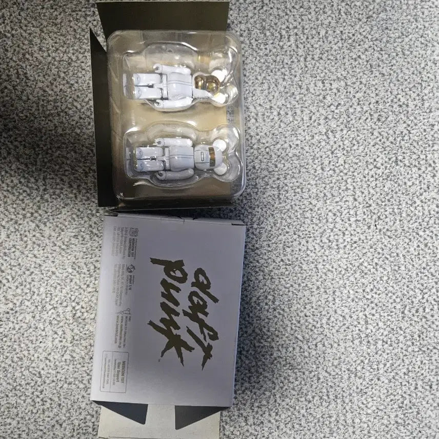 [BUNJANG] Daft Punk Bearbrick 100% White Version / 다프스펑크 베어브릭100 화이트버전
