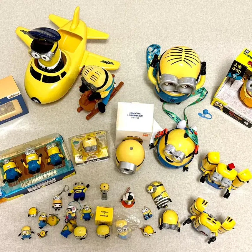 [BUNJANG] Minions Miniature Figures &amp; Tin Toys Bundle Set / minions미니언즈 미니어쳐처 소중대형 피규어 가챠 &amp; 틴토이 장난감 일괄 처분ㅠ