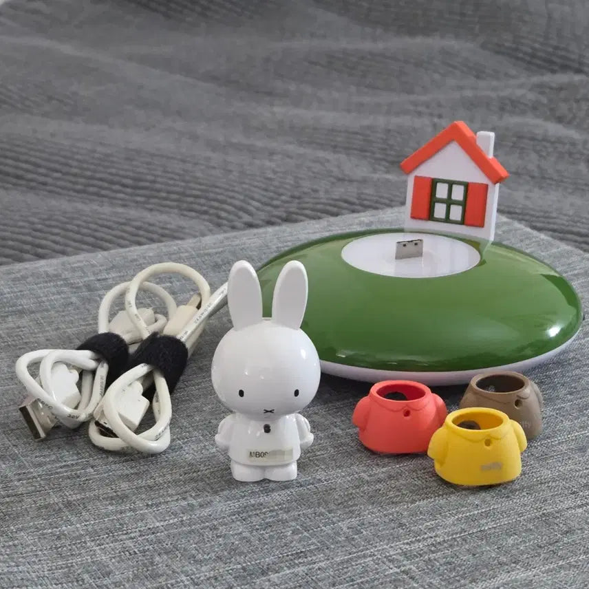 [BUNJANG] Miffy MP3 Player with Cradle and Silicone Covers / 레트로  미피 MP3 + 크래들 + 옷