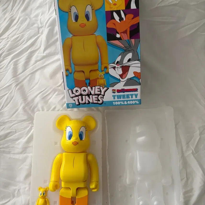 [BUNJANG] Bearbrick Looney Tunes Tweety 100% &amp; 400% Set / 베어브릭 루니툰 트위티 100% &amp; 400% 세트